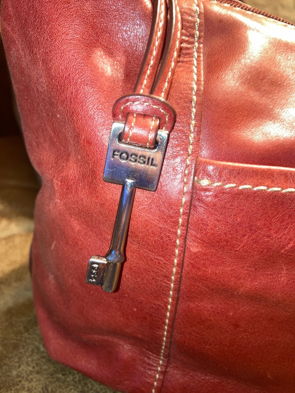 FOSSIL VINTAGE Red Leather Shoulder Bag - Classic Women's Hobo. With key charm - Picture 2 of 7